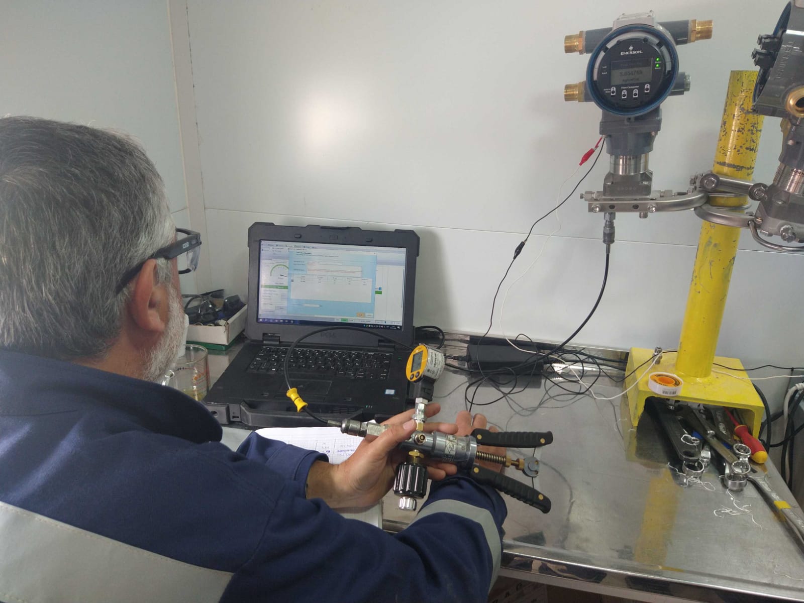 Trabajo en equipo de alta tensión